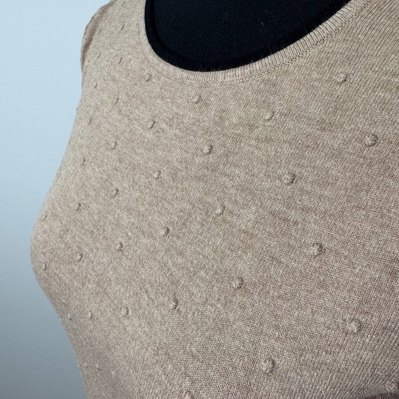 Elle Embossed Polka Dot Tan Short Sleeve Top (XS) - Picture 2 of 7